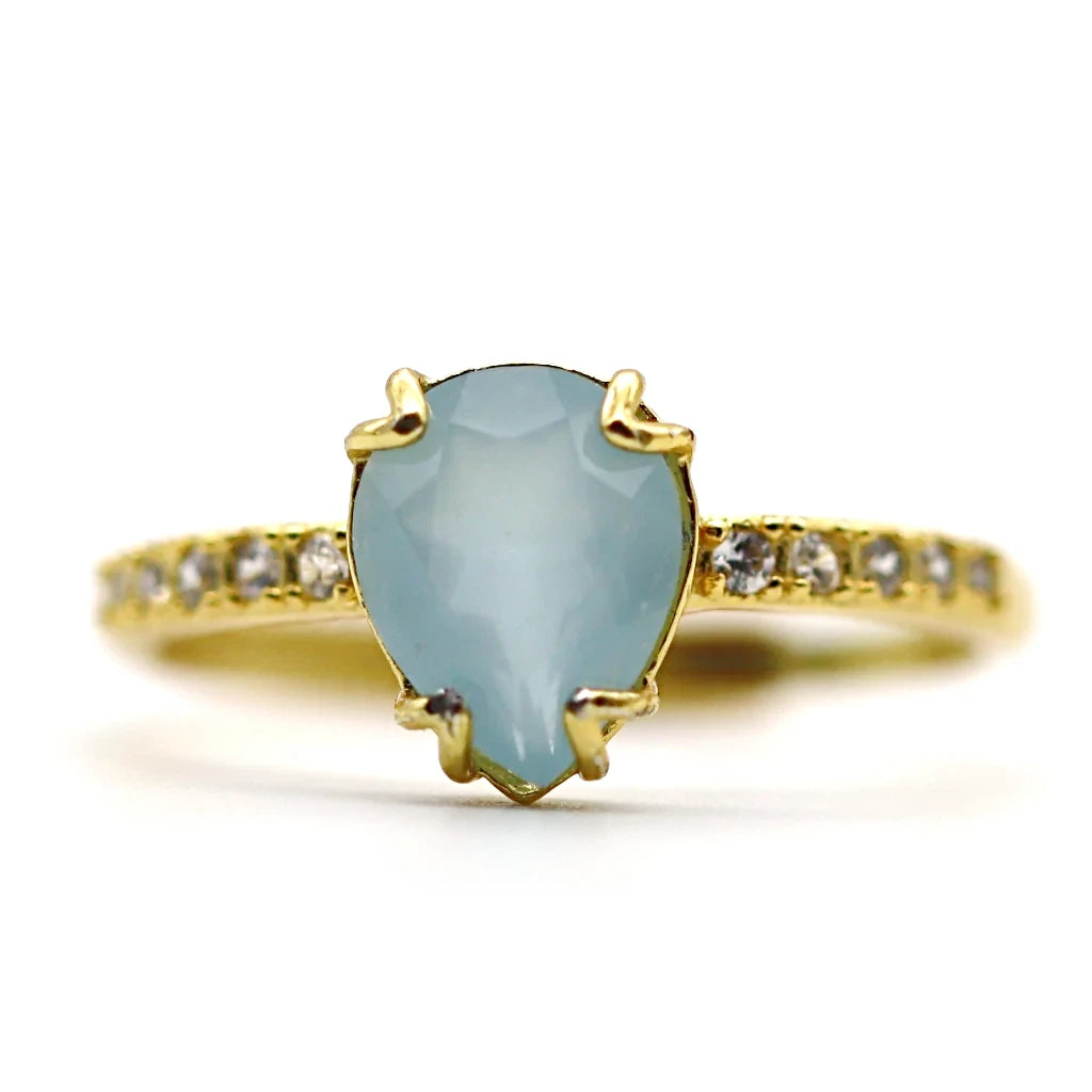 Bague aigue-marine Soléa avec pierre naturelle bleu clair en forme de goutte, montée sur argent 925 doré