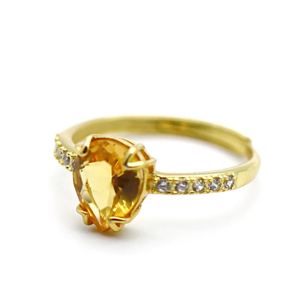 Bague citrine Soléa vue de côté, pierre facettée forme goutte et monture en argent 925 doré
