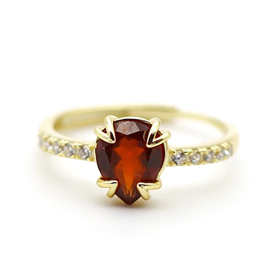 Bague Soléa en grenat naturel facetté forme goutte, montée sur argent 925 doré à l’or fin 18 carats