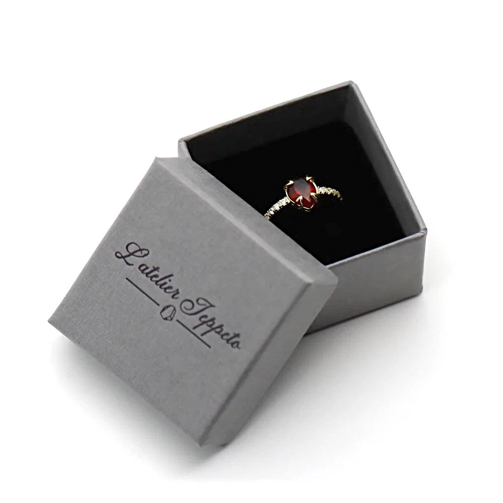 Bague Soléa en grenat naturel livrée dans son écrin Atelier Jeppeto, bijou féminin en argent 925 doré