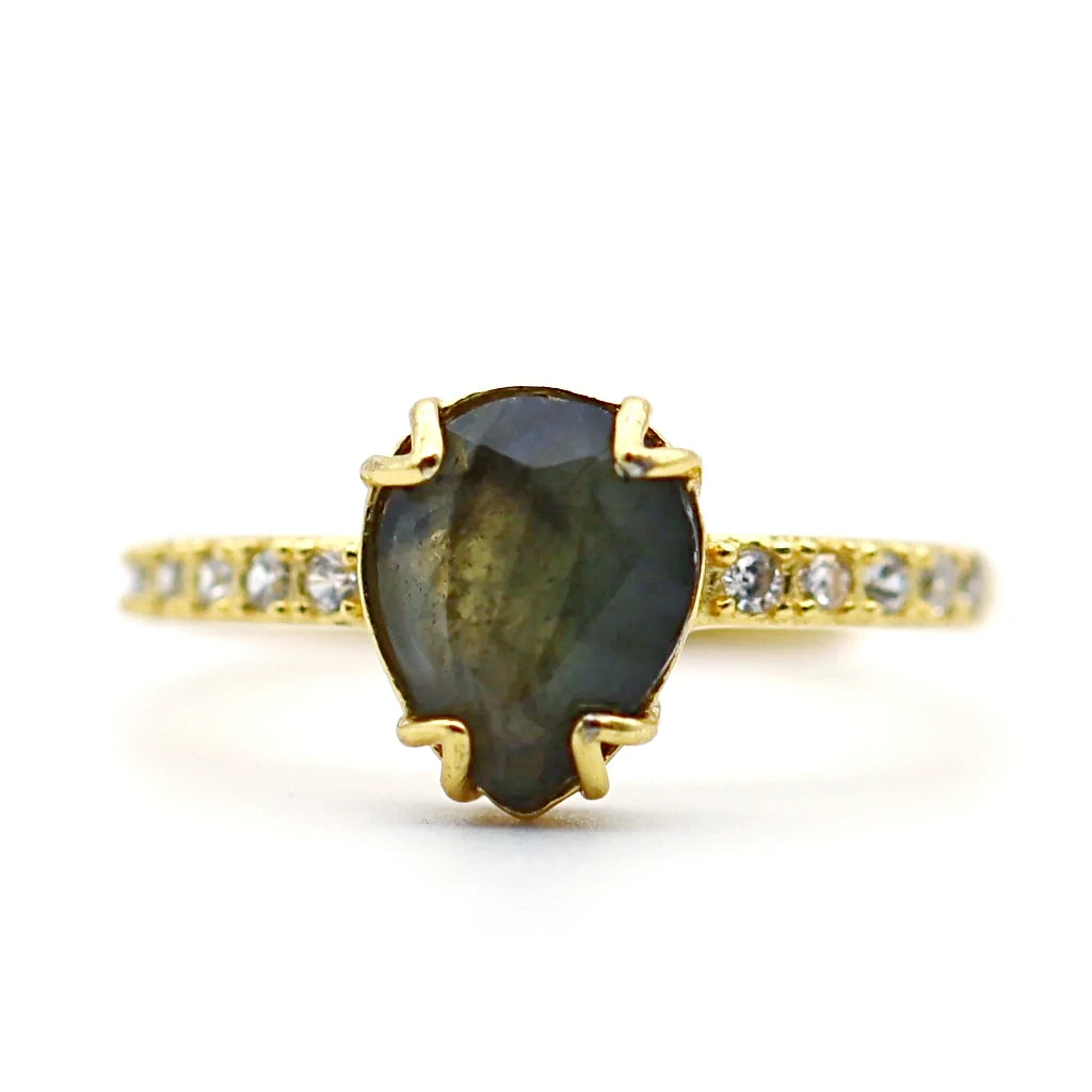 Bague labradorite Soléa avec pierre naturelle aux reflets bleutés et dorés, montée sur argent 925 doré
