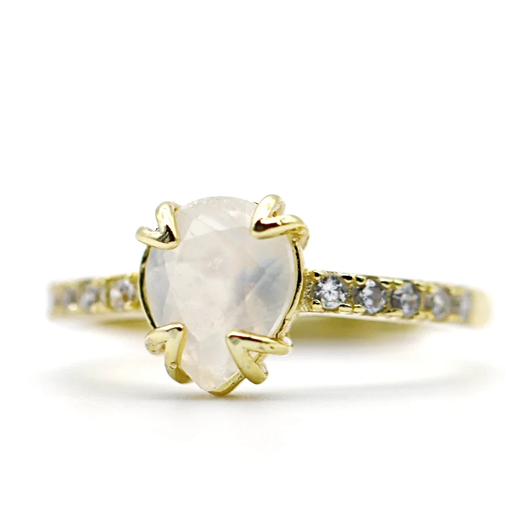 Bague pierre de lune Soléa avec pierre naturelle blanche en forme de goutte, montée sur argent 925 doré