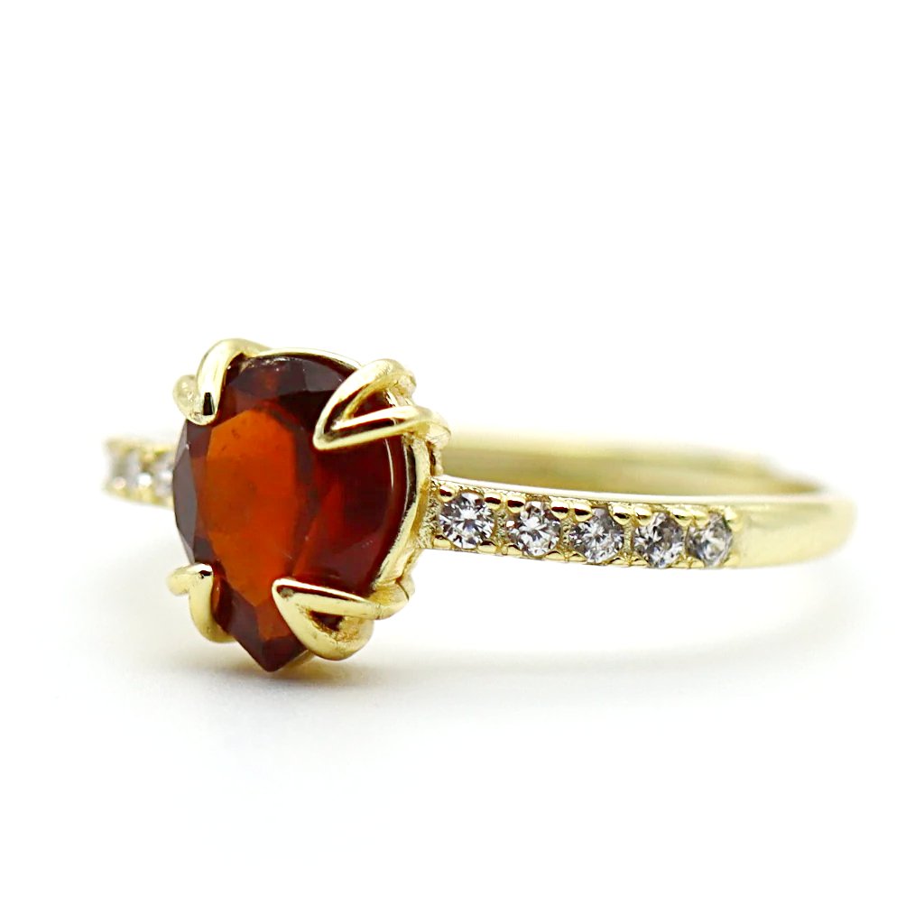 Détail de la bague Soléa en grenat facetté, sertissage griffes et monture en argent 925 doré à l’or fin