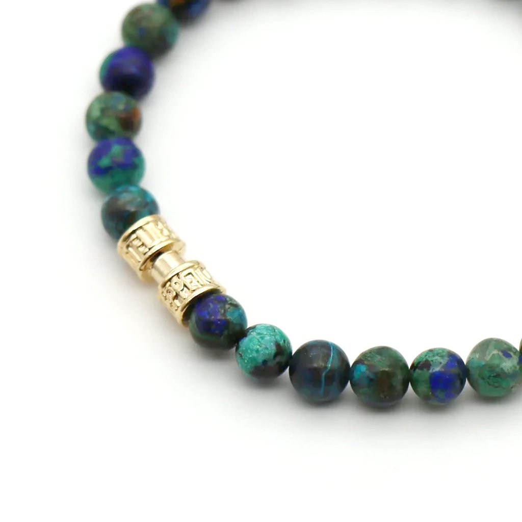 Détail des perles en azurite 6 mm avec finition dorée or 18 carats, bracelet artisanal haut de gamme