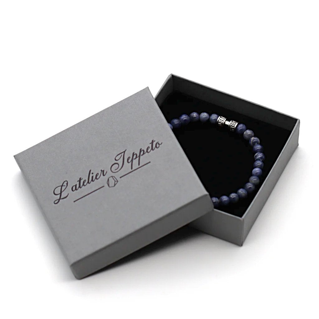 Bracelet en saphir bleu 6mm avec perles argent 925 présenté dans son écrin Atelier Jeppeto